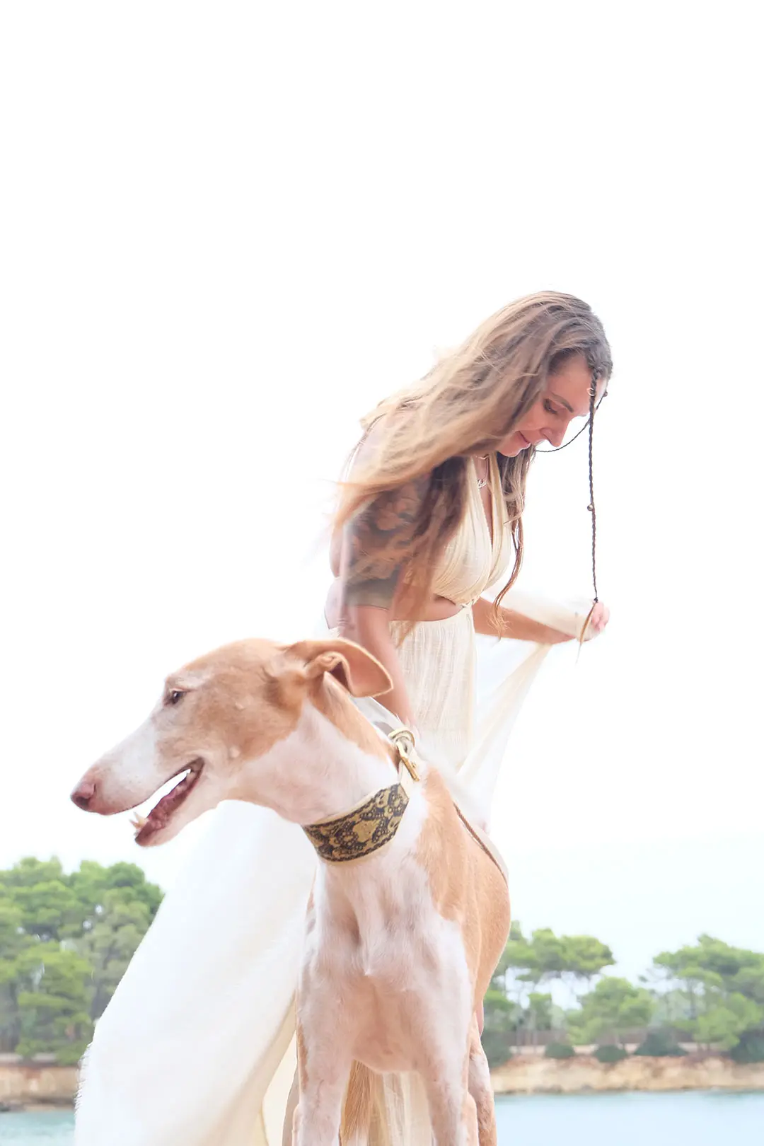 Boho Kleid Frau mit Hund