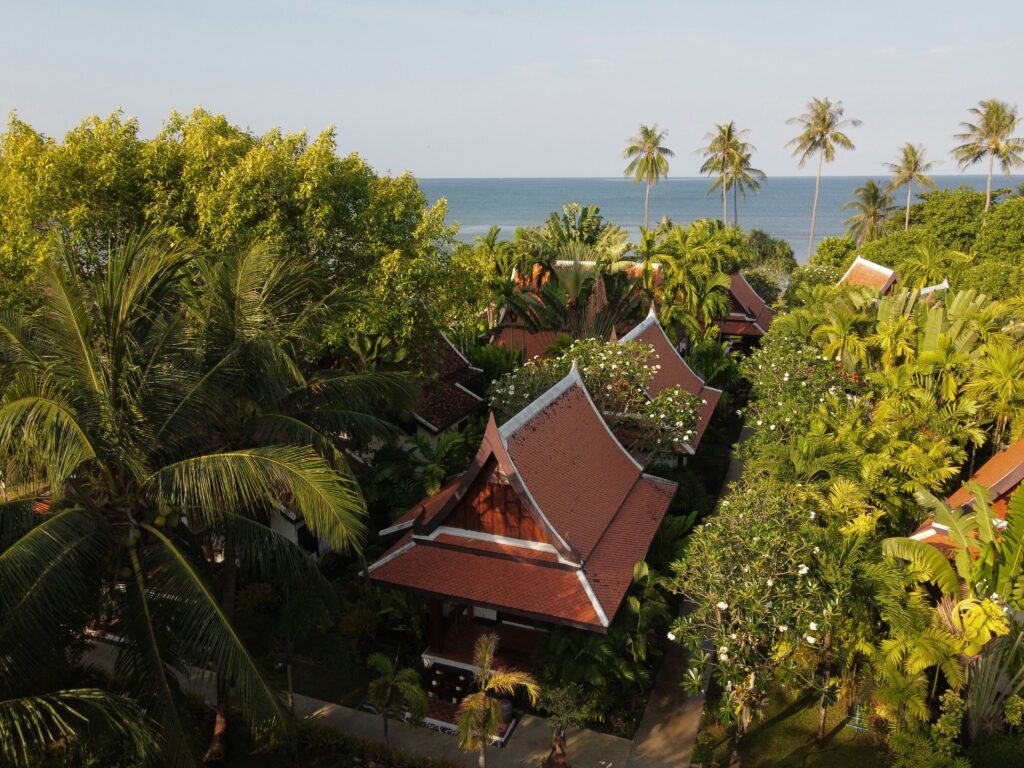 wunderschöner blick über thailändisches retrreatcenter