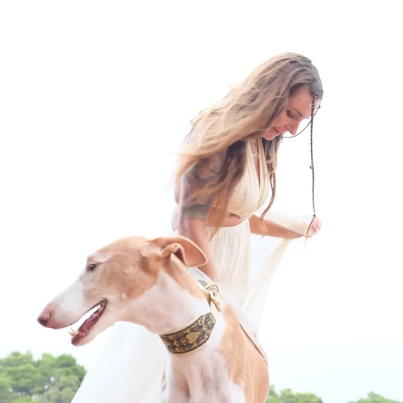 Boho Kleid Frau mit Hund
