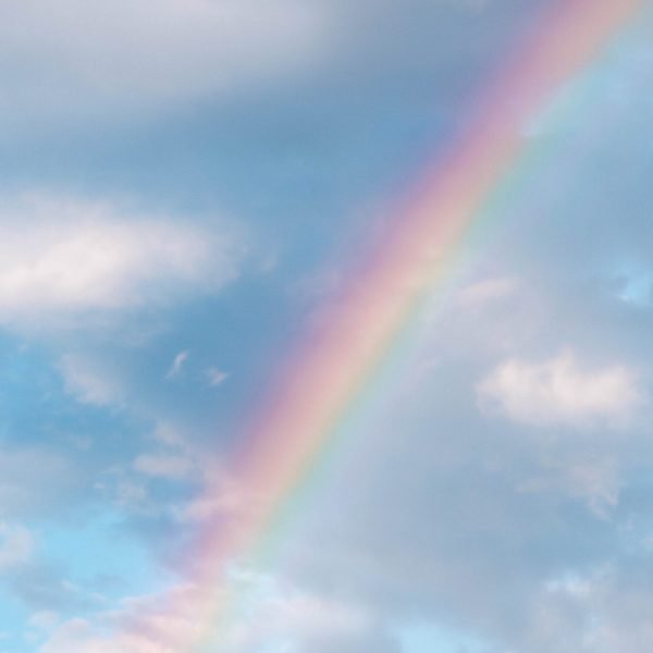 Regenbogen und Wolken